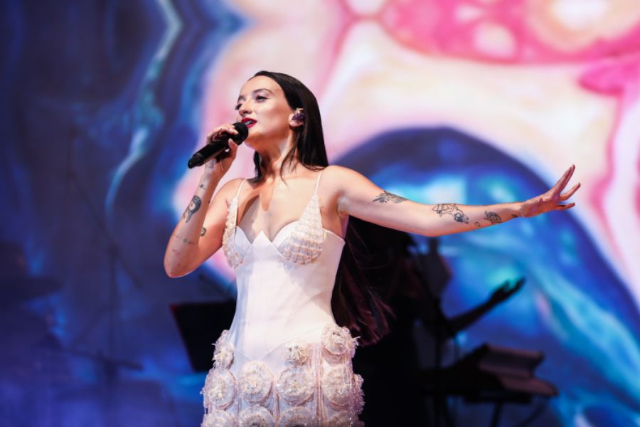 Melike Şahin'den Yeni Şarkı Geliyor