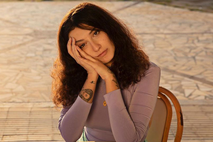 Melike Şahin Koltuktaki Pozu ile Yeni Yaşını Kutladı