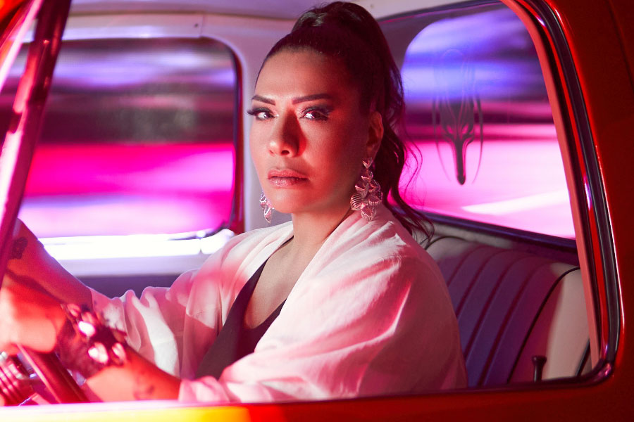 Işın Karaca Sahalara Yeni Teklisi ile Geri Döndü