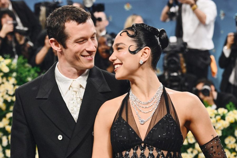 Dua Lipa ve Callum Turner Nişanlandı
