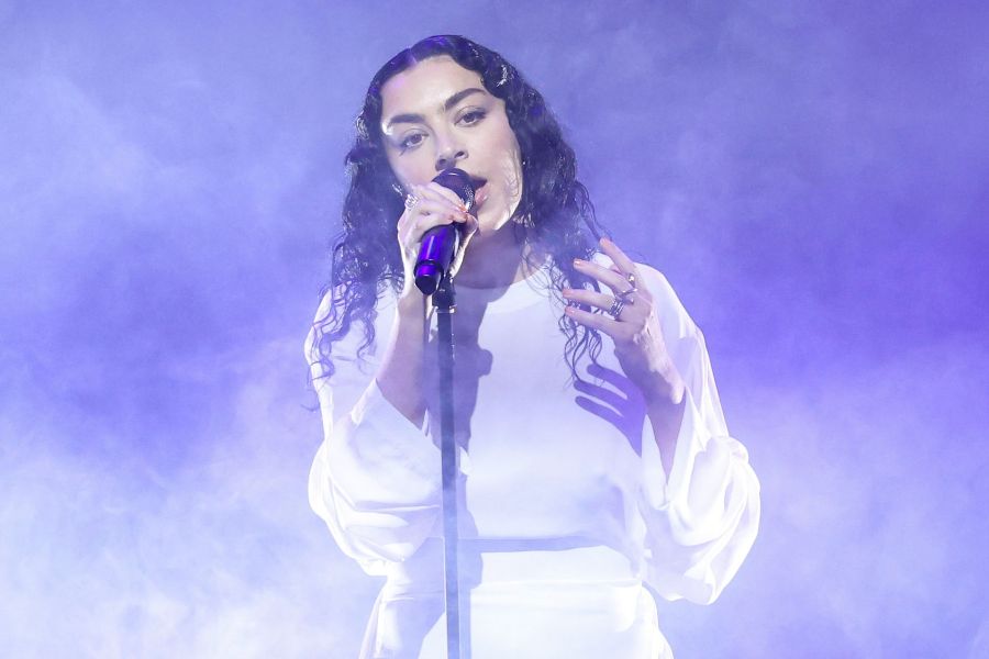 Charli XCX Albümünün Deluxe Verisyonunu Paylaştı