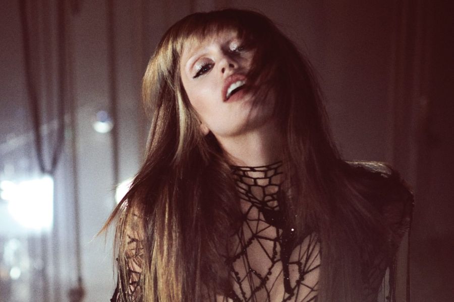 Miley Cyrus’tan Oscar Kulislerinde Müzik Hamlesi