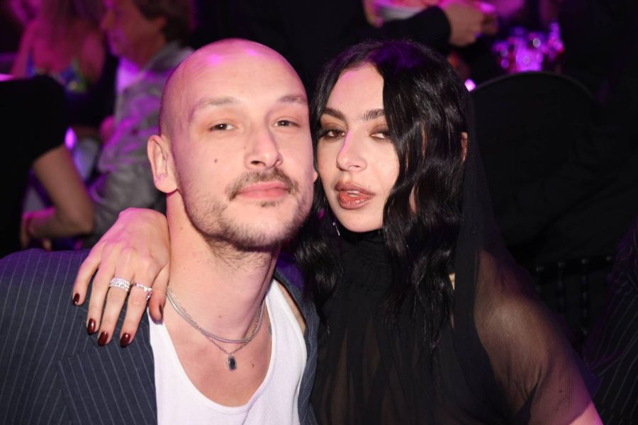 Charli XCX ve The 1975’tan George Daniel Evlendi!