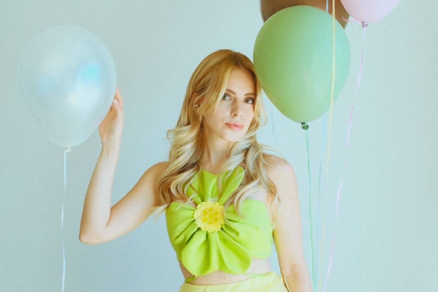 Cansu "Pastel Melankoli"yi Kliplendirdi