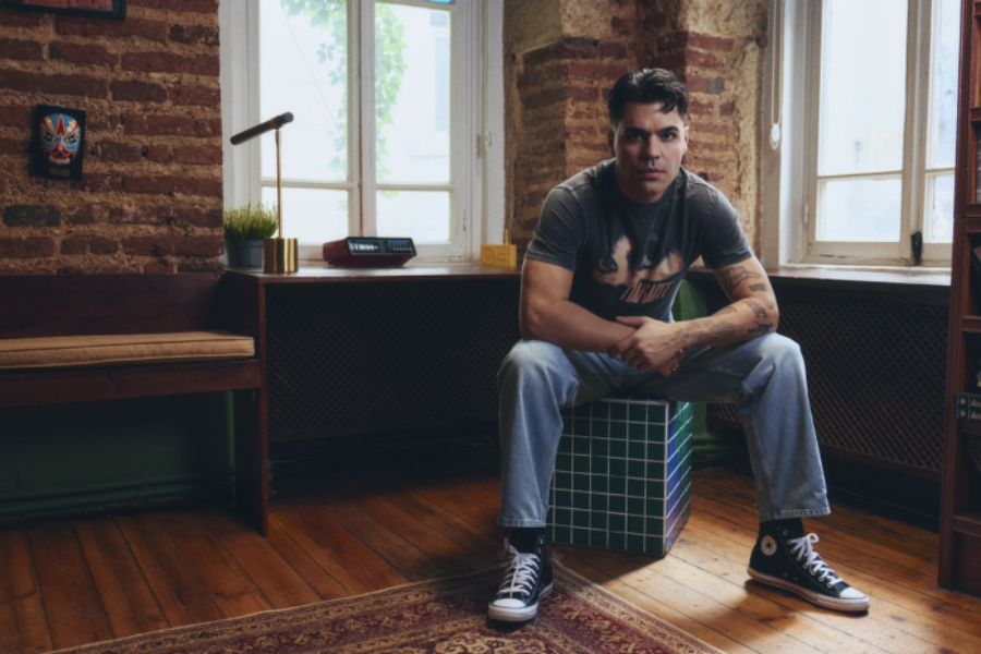 Emir Can İğrek' in Yeni Teklisi "Balkon" Yayında!