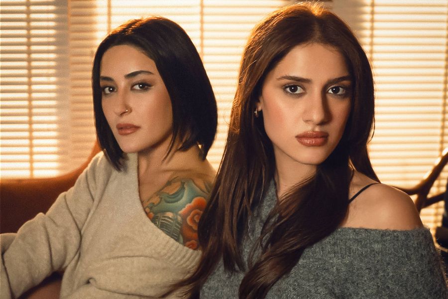 Melek Mosso ve Cemre’den “Kendisi Çıktı Bu Yoldan”