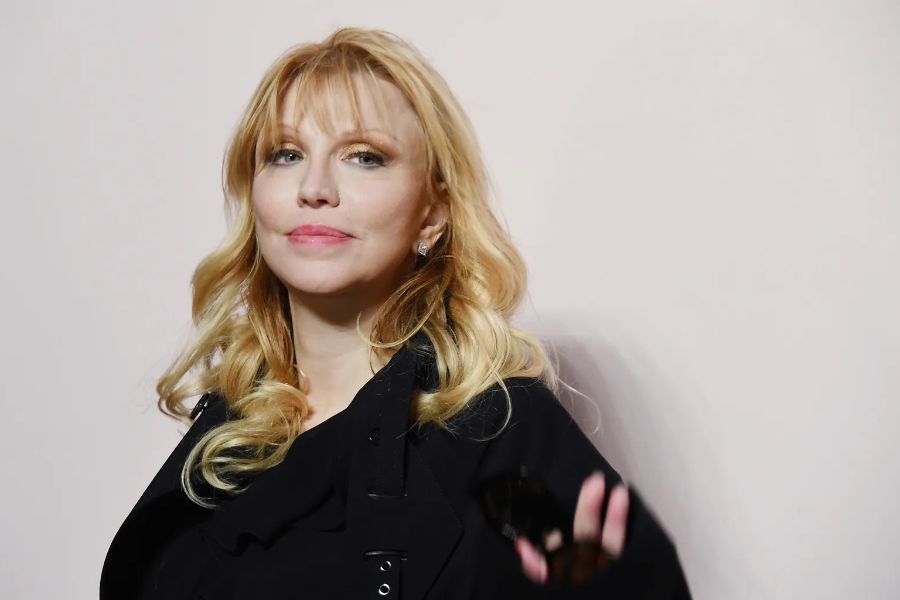 Courtney Love Ateş Püskürdü